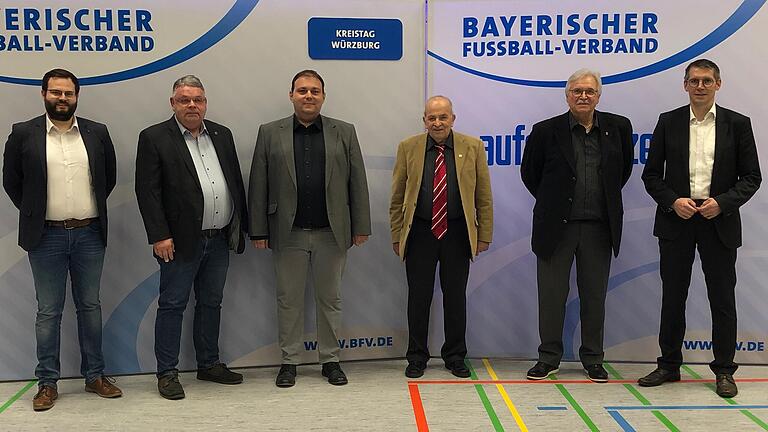 Der BFV-Kreisausschuss für Würzburg mit (von links) Kreisschiedsrichterobmann Marcel Scherer, Kreisjugendleiter Claus Höpfner, Kreisvorsitzender und Kreisspielleiter Marco Göbet, Kreisehrenamtsbeauftragter Ludwig Bauer, Kreissportgerichtsvorsitzender Werner Pfeifer sowie dem Bezirksvorsitzenden und BFV-Vizepräsidenten Jürgen Pfau.