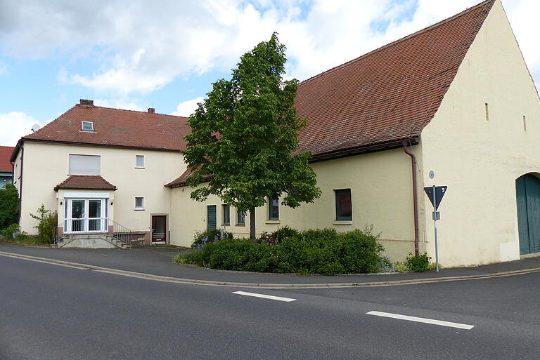 Bankgebäude sowie Lagerhalle der einstigen Darlehenskasse Herlheim sind verkauft und nur noch Ortskundige wissen um den ehemaligen Zweck der Gebäude. Bankgebäude sowie Lagerhalle der einstigen Darlehenskasse Herlheim sind verkauft und nur noch Ortskundige wissen um den ehemaligen Zweck der Gebäude.