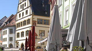 Viel geboten war beim Kitzinger Frühling 2025, der sich mit der Automeile. Musik und vielen Ständen durch die ganze Kitzinger Innenstadt zog. Bei strahlendem Sonnenschein und kühlem Wind waren viele Menschen unterwegs und nutzten den verkaufsoffenen Sonntag zum Bummeln.