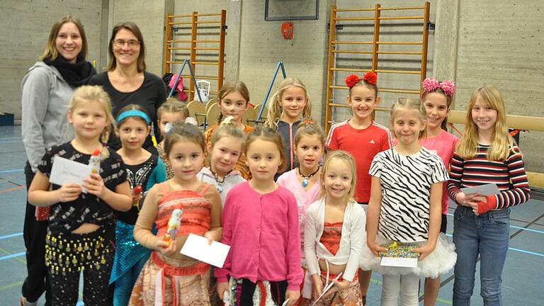 Die Trainerinnen Lisa Reulein und Michaela Werner mit den erfolgreichen Turnerinnen beim Jahrgangsturnen. Die Trainerinnen Lisa Reulein und Michaela Werner mit den erfolgreichen Turnerinnen beim Jahrgangsturnen.