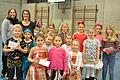 Die Trainerinnen Lisa Reulein und Michaela Werner mit den erfolgreichen Turnerinnen beim Jahrgangsturnen.