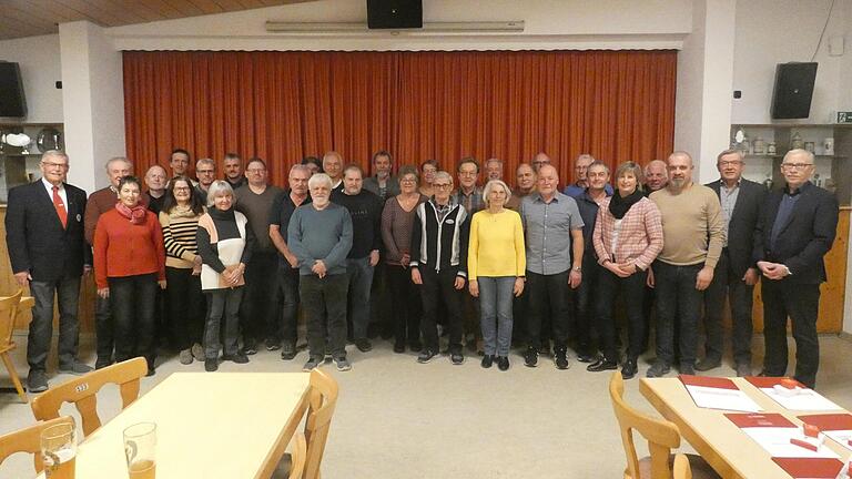 Der Ehrenvorsitzende des BRK-Kreisverband Schweinfurt, Hartmut Bräuer (links), konnte gemeinsam mit Bürgermeister Anton Gößmann (rechts) zahlreiche Blutspenderinnen und Blutspender aus der Gemeinde Wasserlosen ehren.