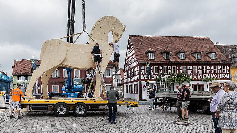 Das Knauf-Museum lässt auf dem Marktplatz in Iphofen ein Trojanisches Pferd als Hinweis auf die neue Sonderausstellung aufstellen.