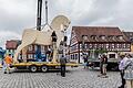 Das Knauf-Museum lässt auf dem Marktplatz in Iphofen ein Trojanisches Pferd als Hinweis auf die neue Sonderausstellung aufstellen.