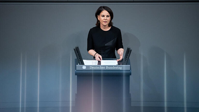 27.01.2022, Berlin: Annalena Baerbock (Bündnis 90/Die Grünen), Außenministerin, spricht bei der Plenarsitzung im Deutschen Bundestag. Hauptthemen der 14. Sitzung der 20. Legislaturperiode sind die Schlussberatung und Verabschiedung des Nachtragshaushalts 2021, sowie Debatten zum Ukraine-Konflikt, zur Zukunft Europas, zur deutschen G7-Präsidentschaft, und zur deutschen Landwirtschafts- und Ernährungspolitik. Foto: Bernd von Jutrczenka/dpa +++ dpa-Bildfunk +++