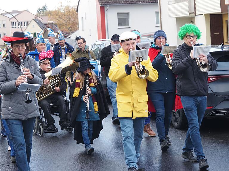 Vor dem Rathaussturm gab's den traditionellen Umzug durch Niederwerrn. Vor dem Rathaussturm gab's den traditionellen Umzug durch Niederwerrn.