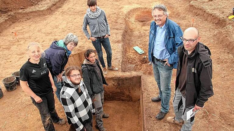 Einblicke in die Vergangenheit: Das Archäologenteam in Hopferstadt auf der Grabungsfläche beziehungsweise dem Ackergelände, auf dem vor rund 6700 Jahren die bislang größte Kreisgrabenanlage Deutschlands stand. Von rechts: Grabungsleiter Markus Rehfeld, Forschungsleiter Professor Wolfram Schier (FU Berlin), Christina Michel, Dr. Kirsten Gebhard sowie drei Studenten, die an der mehrwöchigen Grabung teilnahmen.