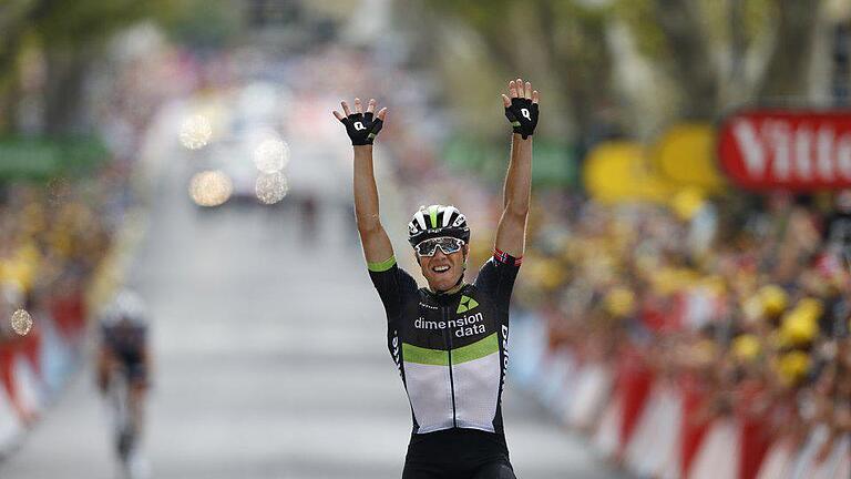 Sieger       -  Der Norweger Edvald Boasson Hagen gewinnt die 19. Etappe der Tour de France, hinter ihm kommt der abgehängt Nikias Arndt (l) angefahren.