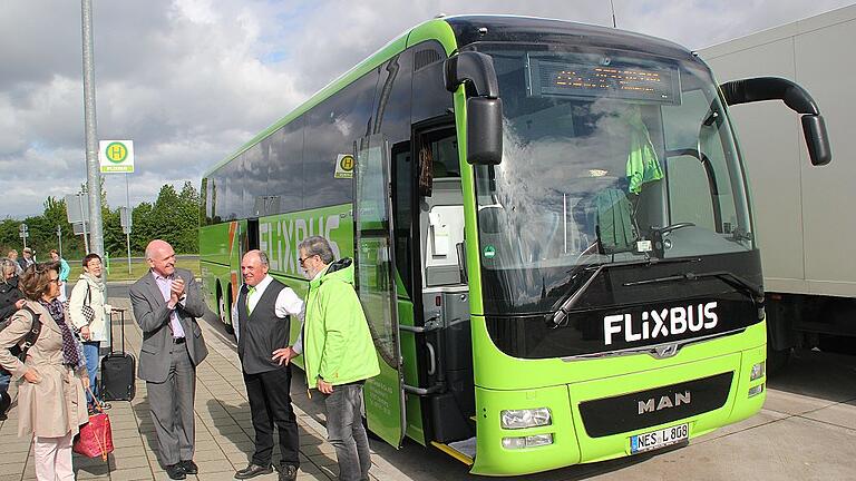 &bdquo;Wir fahren nach Berlin!&ldquo; Erfreut empfingen Landrat Thomas Habermann und einige Fahrgäste den Flixbus bei seinem ersten Halt an der neuen Haltestelle an der Autobahnraststätte Mellrichstädter Höhe. Thomas Pfeuffer