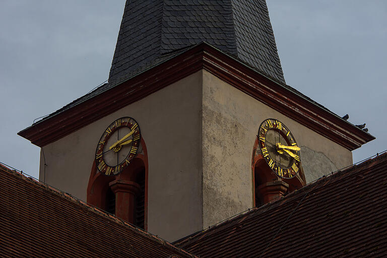 Die Schwanfelder Kirchturmuhr soll nachts nicht mehr schlagen. Das fordert eine Bürgerinitiative 'Beruhigt schlafen', was alteingesessene Schwanfelder nun empört. Die Schwanfelder Kirchturmuhr soll nachts nicht mehr schlagen. Das fordert eine Bürgerinitiative 'Beruhigt schlafen', was alteingesessene Schwanfelder nun empört.