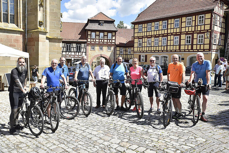 Einige Bürgermeister und weitere Funktionsträger kamen im Rahmen einer Sternfahrt aus verschiedenen Himmelsrichtungen mit dem Fahrrad nach Königsberg, darunter auch Landrat Wilhelm Schneider (Zweiter von rechts).