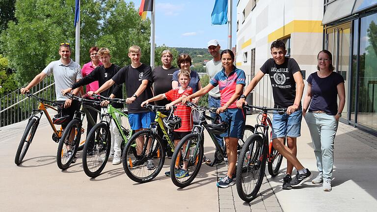 Übergabe der Mountainbikes mit (von links) Ingo Böhm, Sonja Fischer-Seitz, Paul Kolb, Sebastian Winkler, Manfred Demant, Pia Bundschuh, Lukas Kletzander, Martin Schmitt, Christine Johannes, Lenny Oehler und Silke Jacobi. Übergabe der Mountainbikes mit (von links) Ingo Böhm, Sonja Fischer-Seitz, Paul Kolb, Sebastian Winkler, Manfred Demant, Pia Bundschuh, Lukas Kletzander, Martin Schmitt, Christine Johannes, Lenny Oehler und Silke Jacobi.