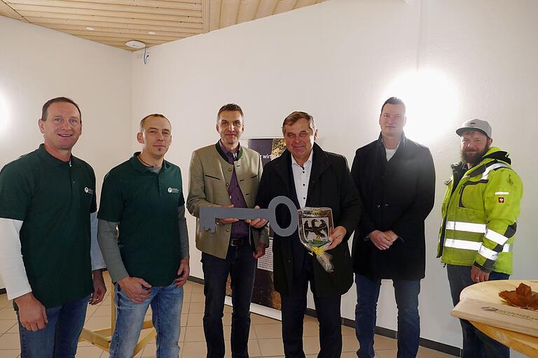 Zur Eröffnung des neuen Ausbildungszentrum der Bayerischen Staatsforsten in Arnstein trafen sich die Ausbilder Anton Lotter, Tobias Schreck, der Forstbetriebsleiter Christoph Riegert, Bürgermeister Franz-Josef Sauer, Bauamtsleiter André Danz und der Bauhofleiter Jacob Matusik.