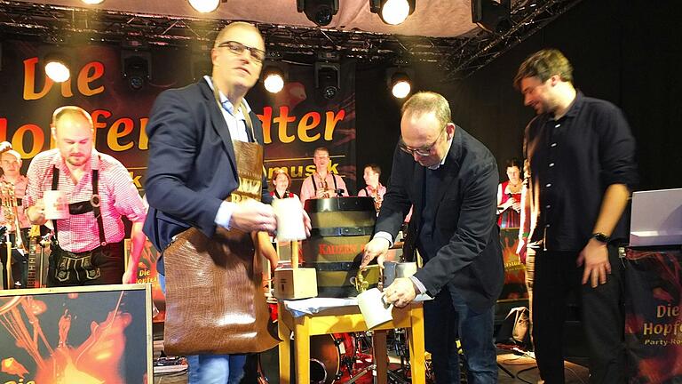 Nach einem Schlag fließt der Doppelbock: Der Ochsenfurter Stadtrat Otmar Reißmann (Zweiter von links) führte den Bieranstich zum Starkbierfest der Musikkapelle Hopferstadt aus. Unterstützung gab es von Stefan Pohl und Jacob Pritzl. Mit im Bild (links) der Leiter 'Die Hopferstädter' Simon Geßner.