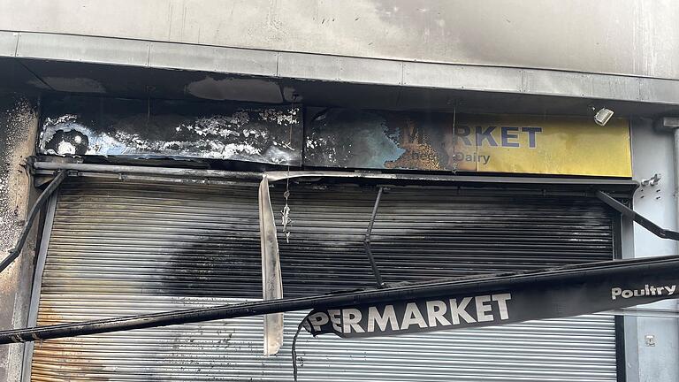 Nach Bluttat in Southport - Anti-Islam-Protest in Nordirland       -  In der nordirischen Hauptstadt Belfast wurde ein Feuer in einem Supermarkt gelegt.