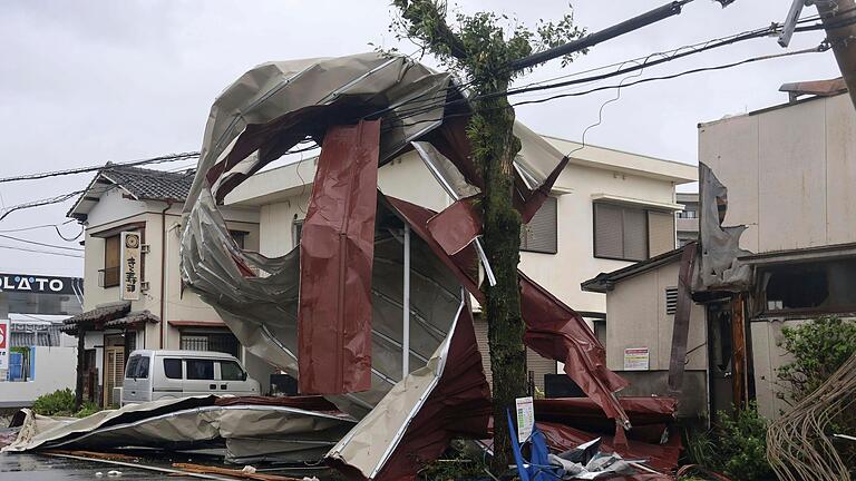 Taifun in Japan       -  Behörden in Japan warnen die Bewohner vor den Gefahren durch den starken Taifun.