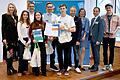Auszeichnung des Friedrich-Koenig-Gymnasiums Würzburg für das langjährige Engagement im Programm 'Partnerschule Verbraucherbildung Bayern' durch den Verbraucherschutzminister Thorsten Glauber, Kultusministerin Anna Stolz, die VSB-Landesvorsitzende Eva Fuchs und Julian Janssen.