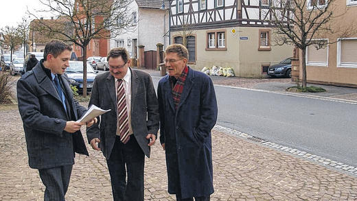 Die Umgehung kommt: Staatssekretär Gerhard Eck (Mitte) und Stimmkreisabgeordneter Eberhard Sinner (rechts) informierten Hafenlohrs Bürgermeister Thorsten Schwab über die Aufnahme der Umgehung in die erste Dringlichkeitsstufe.