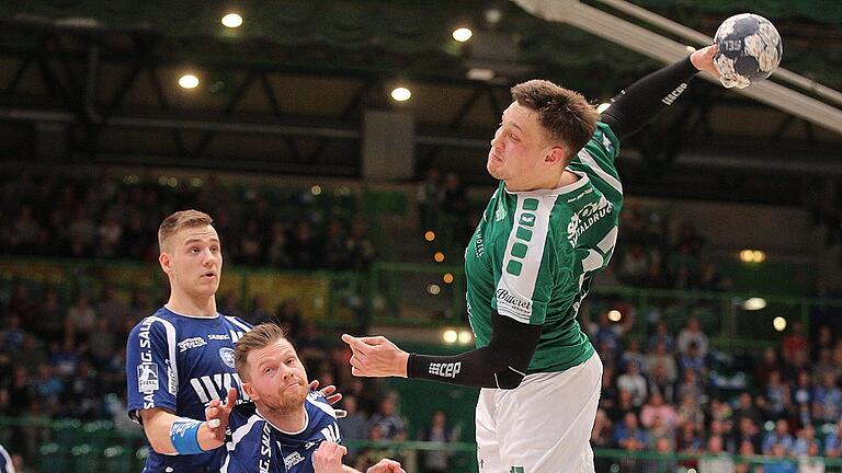 Bergischer HC vs. DJK Rimpar Wölfe, Handball, 2. Handball Bundesliga, 31.03.18       -  Sie waren auf dem Sprung zur Überraschung, doch am Ende reichte es für Patrick Schmidt (am Ball) und die Rimparer Wölfe doch nicht ganz zum Punktgewinn beim designierten Meister Bergischen HC (von links: Maciej Majdzinski, Arnor Thor Gunnarsson).