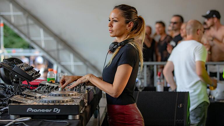 Beim Auflegen: Deborah de Luca am Mischpult beim Tanzinsel-Festival 2019 in Gemünden.