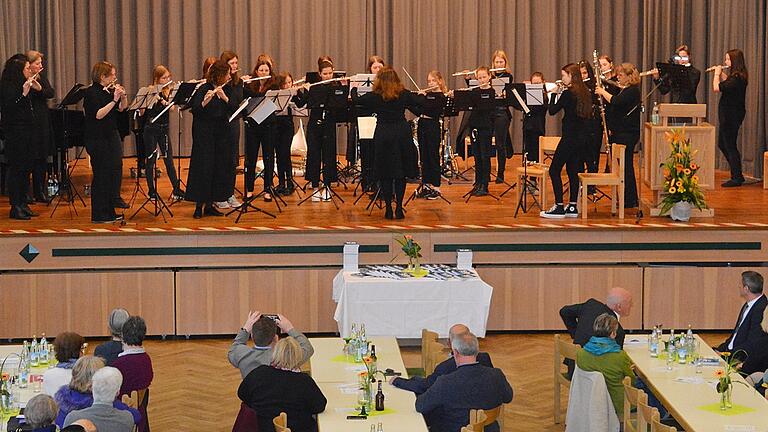 Das Querflötenorchester der Kreismusikschule unter der Leitung von Gunda Schwen begeisterte bei der Vorstellung der Festschrift '50 Jahre Landkreis Rhön-Grabfeld'. Das Querflötenorchester der Kreismusikschule unter der Leitung von Gunda Schwen begeisterte bei der Vorstellung der Festschrift '50 Jahre Landkreis Rhön-Grabfeld'.