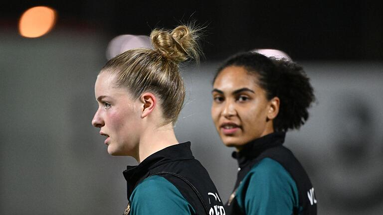 Fußball: Frauen, Training des DFB-Teams       -  Neu im Kreise des Nationalteams: Alara Sehitler (l) und Cora Zicai