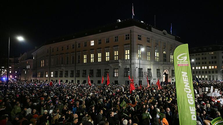 Proteste in Österreich       -  Tausende versammelten sich vor dem Kanzleramt.