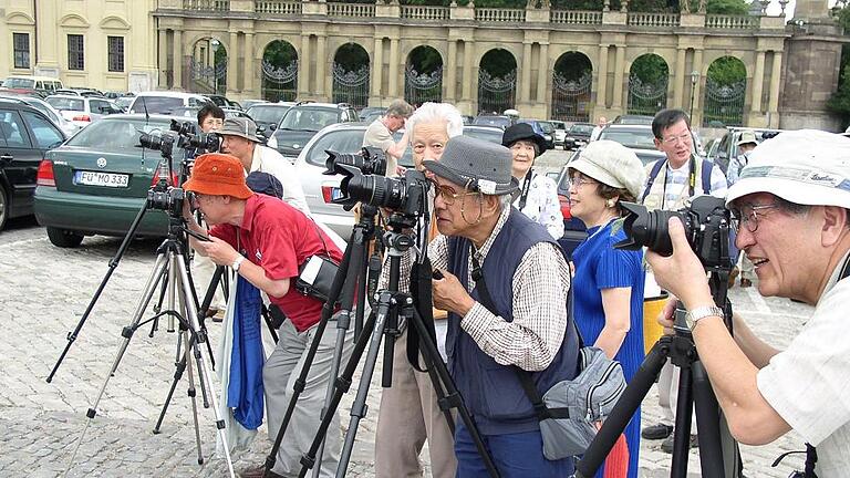 Japaner       -  Touristen nehmen die Würzburger Residenz ins Visier: Private Bilder von öffentlichen Gebäuden können das Urheberrecht verletzen, wenn sie ins Internet gestellt und kommerziell verwendet werden.