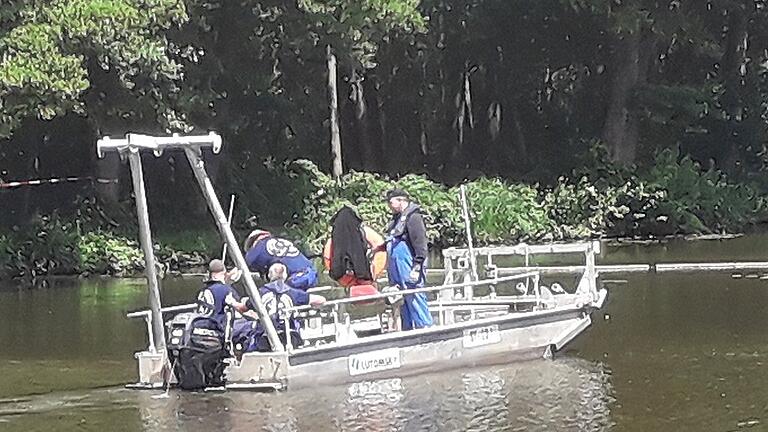 Mit diesem Boot hat eine Fachfirma zwei Brandbomben im Sennfelder Badesee geortet, geborgen und einem Kampfmittelräumdienst zu Abtransport und Vernichtung übergeben.