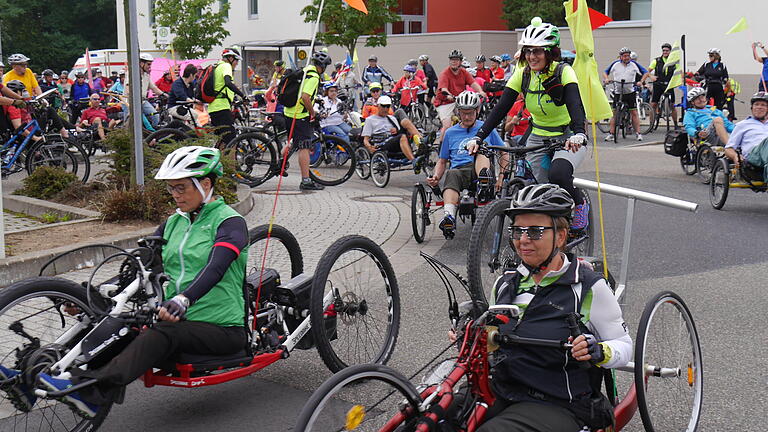 Massenstart auf der Maininsel: Der Ausflug ins fränkische Umland begann am Donnerstagvormittag beim Hotel 'Mercure' in Schweinfurt.