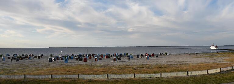 Warum nicht mal in Deutschland Urlaub machen? Lange von den Reisebüros vernachlässigt, soll zum Beispiel die Nordsee (hier der Strand von Neuharlingersiel) als Reiseziel wieder fester in den Blick genommen werden.