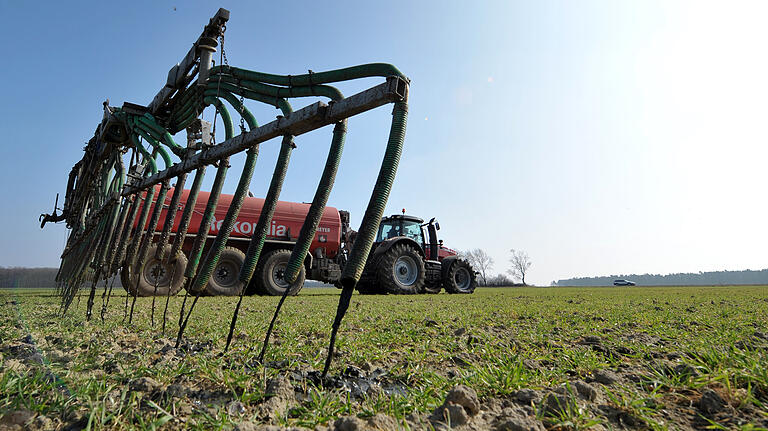 Ein Landwirt verteilt Gülle auf einem Feld. Wann und wieviel er verteilen darf, regelt die Düngeverordnung&nbsp; mit Bezug auf die gemessene Nitratbelastung des Bodens.&nbsp;