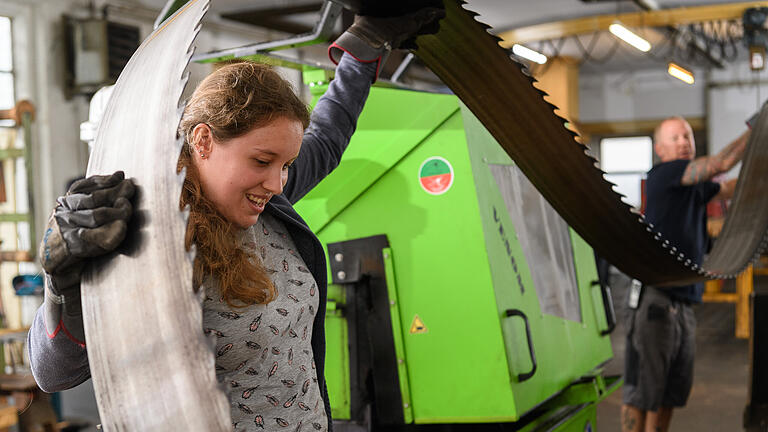 Unsere Reporterin Tabea Goppelt war einen Tag lang im Einsatz, um die Ausbildung zur Holzbearbeitungsmechanikerin zu testen. Denn für die Stelle ließen sich in Main-Spessart keine Auszubildenden finden.