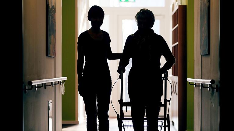 Altenpflege.jpeg - Pflege in einem Heim kostet hohe Beträge. Wie viel Schonvermögen Rentnern bleibt - und wie sich der Eigenanteil zusammensetzt. Altenpflege.jpeg - Pflege in einem Heim kostet hohe Beträge. Wie viel Schonvermögen Rentnern bleibt - und wie sich der Eigenanteil zusammensetzt.