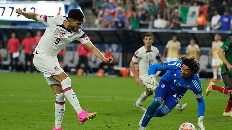 USA - Mexiko.jpeg       -  Ricardo Pepi erzielte für die USA gegen Mexiko und Torhüter Guillermo Ochoa das Tor zum 3:0-Endstand.