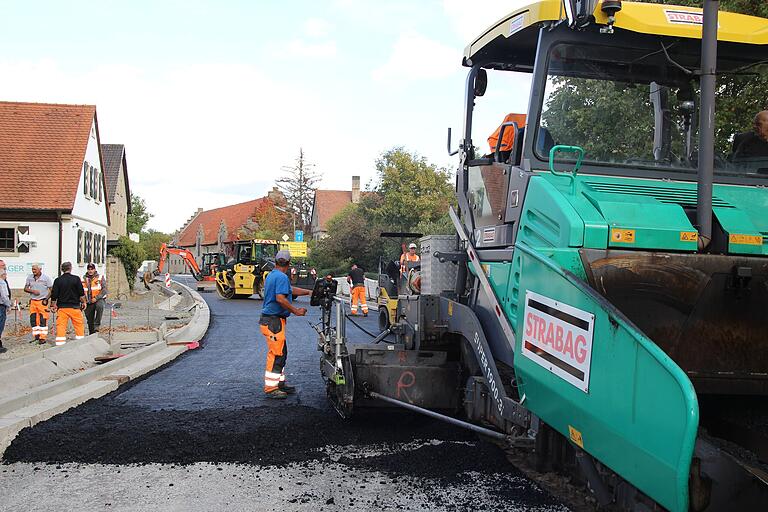 Die Ortsdurchfahrt von Düllstadt soll bis Jahresende wieder befahrbar sein. Aktuell wird die B22 im zweiten Bauabschnitt asphaltiert. Die Ortsdurchfahrt von Düllstadt soll bis Jahresende wieder befahrbar sein. Aktuell wird die B22 im zweiten Bauabschnitt asphaltiert.