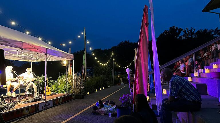 Thomas Wacker und Thorsten Gary (mit Mütze) begeisterten bei ihrem 'Simon & Garfunkel'-Tribute-Konzert im Waldbad Lengfurt mit großartigen Songs. Thomas Wacker und Thorsten Gary (mit Mütze) begeisterten bei ihrem 'Simon & Garfunkel'-Tribute-Konzert im Waldbad Lengfurt mit großartigen Songs.