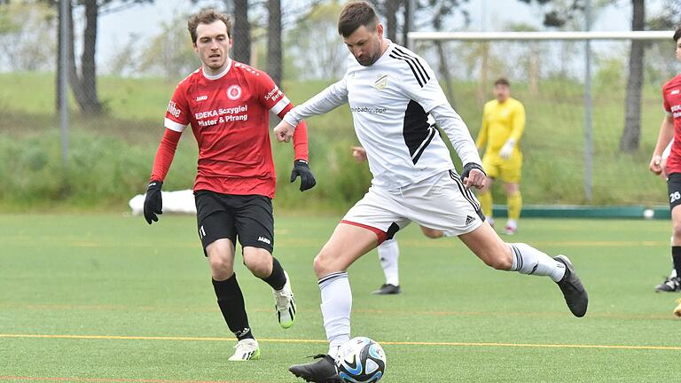 Spielertrainer Daniel Leicht (am Ball, Bild von Oktober 2023) steht mit dem FC Strahlungen aktuell auf dem vierten Platz in der Fußball-Bezirksliga Ost. Spielertrainer Daniel Leicht (am Ball, Bild von Oktober 2023) steht mit dem FC Strahlungen aktuell auf dem vierten Platz in der Fußball-Bezirksliga Ost.
