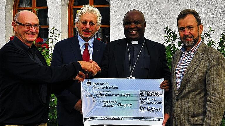 Scheck-Übergabe: Der Rotary Club Haßfurt und der Golf-Club Schweinfurt übergaben dem Bischof der Diözese Karonga, Martin Mtumbuka, einen Scheck über 10 000 Euro aus dem Benefiz-Golfturnier. Im Bild: der Vorsitzende des RC Haßfurt, Julian Schrenk, der Vorsitzende des Fördervereins „Malawi School Project“, Professor Dieter Sitzmann, Bischof Martin und der Vorsitzende des Golf-Clubs Schweinfurt, Winfried Wiendl. Scheck-Übergabe: Der Rotary Club Haßfurt und der Golf-Club Schweinfurt übergaben dem Bischof der Diözese Karonga, Martin Mtumbuka, einen Scheck über 10 000 Euro aus dem Benefiz-Golfturnier. Im Bild: der Vorsitzende des RC Haßfurt, Julian Schrenk, der Vorsitzende des Fördervereins „Malawi School Project“, Professor Dieter Sitzmann, Bischof Martin und der Vorsitzende des Golf-Clubs Schweinfurt, Winfried Wiendl.