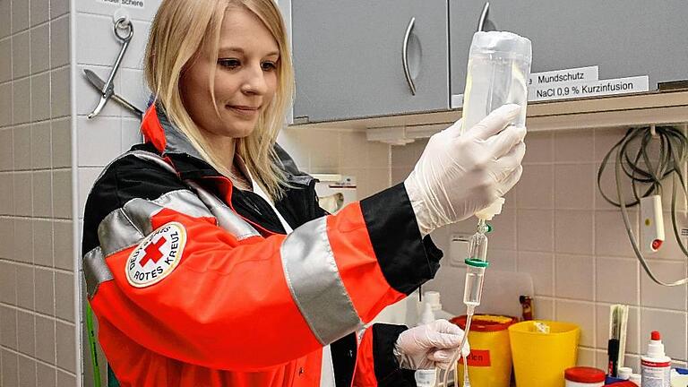 Infusion vorbereiten und legen gehört zum Handwerk. Die Rettungsdienstjacke trägt Karina Blaurock nur fürs Foto über der Pflegekluft. Infusion vorbereiten und legen gehört zum Handwerk. Die Rettungsdienstjacke trägt Karina Blaurock nur fürs Foto über der Pflegekluft.