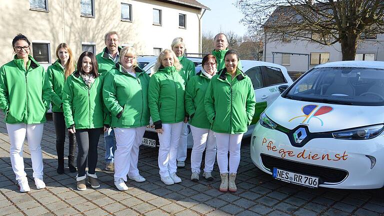 Bildunterzeilen: Mit einer komplett elektromobilen Flotte sind die Mitarbeiter des Pflegedienstes Reinhold Rossbach unterwegs.