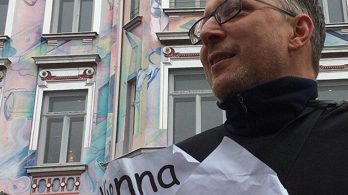 «Vienna ugly»-Tour mit Eugene Quinn       -  Eugene Quinn kennt die hässlichen Ecken von Wien. Dorthin führt der Brite regelmäßig auch Touristen.