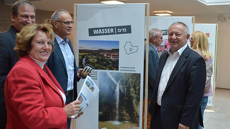 Ausstellung zu 25 Jahren Partnerschaft zwischen den Regionen Tamar (Israel) und Bad Kissingen: Im Bild stellvertretende Landrätin Brigitte Meyerdierks (CSU), Volker Partsch (Grüne/BfU), Roland Limpert (PWG) und Landrat Thomas Bold.