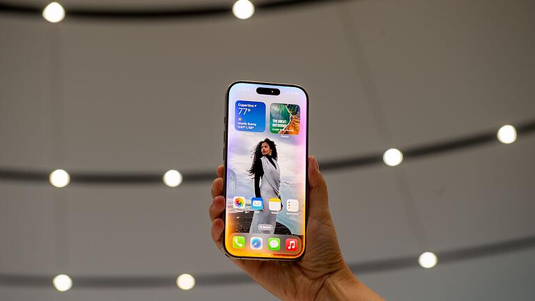 Apple iPhone-Vorstellung - Die Pro-Versionen des iPhone 16 bekommen etwas größere Displays als bisher. Apple iPhone-Vorstellung - Die Pro-Versionen des iPhone 16 bekommen etwas größere Displays als bisher.