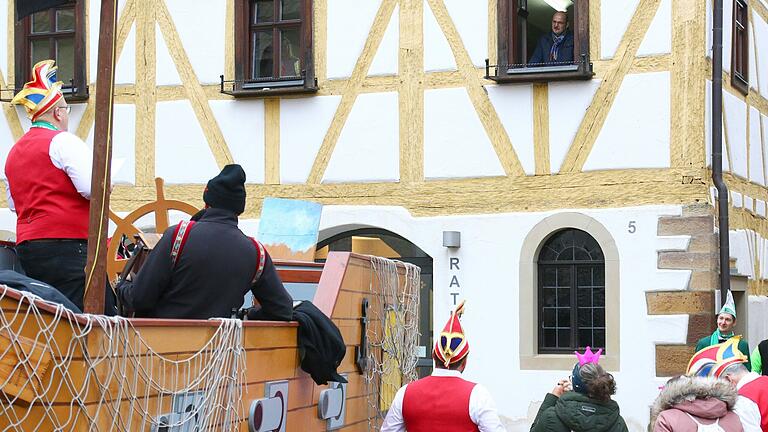 Erst hat Bürgermeister René Schlehr noch den Sicherheitsabstand gewahrt und war sich seiner Sache, der Rathausverteidigung, sicher. Er begrüßte und kommunizierte mit den Narren nur durchs offene Fenster seiner Amtsstube. Erst hat Bürgermeister René Schlehr noch den Sicherheitsabstand gewahrt und war sich seiner Sache, der Rathausverteidigung, sicher. Er begrüßte und kommunizierte mit den Narren nur durchs offene Fenster seiner Amtsstube. 