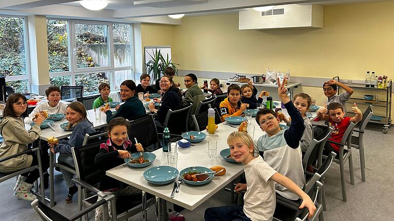 Hatten viel Spaß beim Kinderrathaustag mit ihren Betreuerinnen von JungStil: 17 Kinder von Mitarbeitern aus Verwaltung, Bauhof, Gärtnerei und anderen Abteilungen.