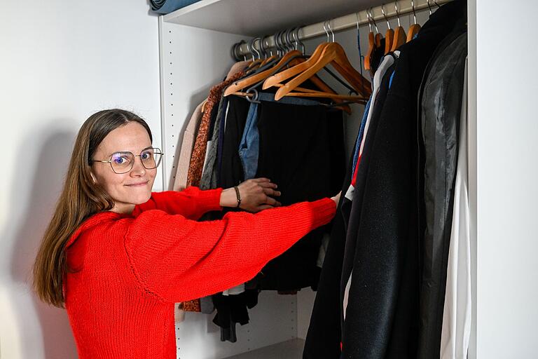 Seit ihrem Lebenswandel setzt Ricarda Grausnick auf Second-Hand Kleidung statt auf Fast Fashion. Hier trägt sie einen Pullover, den ihr ihre Oma mit Wolle gestrickt hat, die Ricarda aussortiert hatte. Seit ihrem Lebenswandel setzt Ricarda Grausnick auf Second-Hand Kleidung statt auf Fast Fashion. Hier trägt sie einen Pullover, den ihr ihre Oma mit Wolle gestrickt hat, die Ricarda aussortiert hatte.