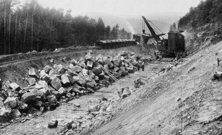 Bauarbeiten an der Strecke 46: Einsatz von schwerem Gerät zur Herstellung eines Geländeeinschnitts für die Fahrbahntrasse.