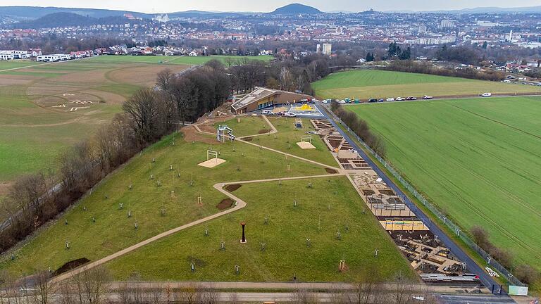 Blick über Ausstellungsgelände der Landesgartenschau mit den Themengärten (rechts) und dem Haupteingang in der Mitte.