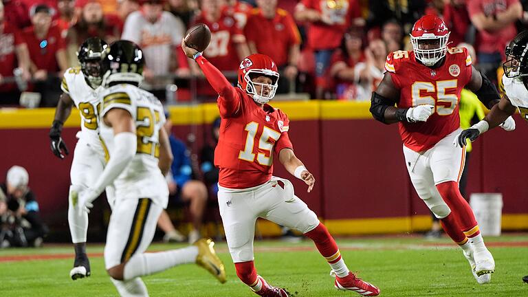 Kansas City Chiefs - New Orleans Saints       -  Die Kansas City Chiefs mit Quarterback Patrick Mahomes (Mitte) sind in dieser Saison noch ungeschlagen.